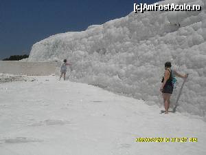 P20 [AUG-2014] Apa termala curge pe peretii muntelui si se imbraca in calcar alb. 