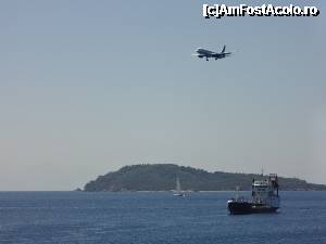 [P34] Un avion trece chiar deasupra vasului nostru, in aterizarea sa pe aeroportul Skiathos.  » foto by Silvana5
 - 
<span class="allrVoted glyphicon glyphicon-heart hidden" id="av364722"></span>
<a class="m-l-10 hidden" id="sv364722" onclick="voting_Foto_DelVot(,364722,10932)" role="button">șterge vot <span class="glyphicon glyphicon-remove"></span></a>
<a id="v9364722" class=" c-red"  onclick="voting_Foto_SetVot(364722)" role="button"><span class="glyphicon glyphicon-heart-empty"></span> <b>LIKE</b> = Votează poza</a> <img class="hidden"  id="f364722W9" src="/imagini/loader.gif" border="0" /><span class="AjErrMes hidden" id="e364722ErM"></span>