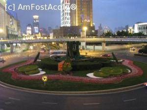 [P29] Shanghai - plecand din zona lui Oriental Pearl Tower am traversat intersectia cu ajutorul acestei pasarele pietonale care avea locuri de coborare in fiecare dintre colturile intersectiei, astfel pietonii ieseau din schema semaforizarii, ramaneau doar masinile, bicicletele si asta era suficient » foto by mishu
 - 
<span class="allrVoted glyphicon glyphicon-heart hidden" id="av706621"></span>
<a class="m-l-10 hidden" id="sv706621" onclick="voting_Foto_DelVot(,706621,11037)" role="button">șterge vot <span class="glyphicon glyphicon-remove"></span></a>
<a id="v9706621" class=" c-red"  onclick="voting_Foto_SetVot(706621)" role="button"><span class="glyphicon glyphicon-heart-empty"></span> <b>LIKE</b> = Votează poza</a> <img class="hidden"  id="f706621W9" src="/imagini/loader.gif" border="0" /><span class="AjErrMes hidden" id="e706621ErM"></span>