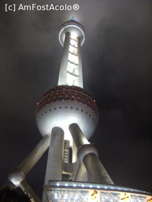 [P02] Oriental Pearl Tower - suntem la baza lui, urmeaza sa urcam scarile » foto by mishu
 - 
<span class="allrVoted glyphicon glyphicon-heart hidden" id="av707168"></span>
<a class="m-l-10 hidden" id="sv707168" onclick="voting_Foto_DelVot(,707168,11037)" role="button">șterge vot <span class="glyphicon glyphicon-remove"></span></a>
<a id="v9707168" class=" c-red"  onclick="voting_Foto_SetVot(707168)" role="button"><span class="glyphicon glyphicon-heart-empty"></span> <b>LIKE</b> = Votează poza</a> <img class="hidden"  id="f707168W9" src="/imagini/loader.gif" border="0" /><span class="AjErrMes hidden" id="e707168ErM"></span>