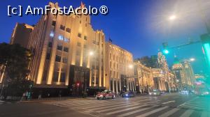 [P11] De cealalta parte a Casei Vamii se gaseste Cladirea North China Daily News, in stil neo-renascentist, ce adaposteste birourile American International Assurance (AIA). La momentul deschiderii sale in 1924, era cea mai inalta cladire din Shanghai.
Bund 18 este o cladire istorica ce gazduieste unele dintre cele mai faimoase locuri de viata de noapte din Shanghai, inclusiv baruri, o cafenea, o galerie, magazine de lux.
Urmatoarea cladire, a carei turla in forma de con e luminata in culoarea verde este Hotelul Pacii, unul dintre cele mai importante si cunoscute obiective istorice de pe Bund, fiind prezent in mai multe filme si romane, gazduind numeroase celebritati internationale.
Hotelul Peace este de fapt un ansamblu format din 2 cladiri, Swatch Art Peace Hotel, care a fost initial Palace Hotel si Fairmont Peace Hotel, care functioneaza si prezent ca un hotel de lux. » foto by geani anto
 - 
<span class="allrVoted glyphicon glyphicon-heart hidden" id="av1506777"></span>
<a class="m-l-10 hidden" id="sv1506777" onclick="voting_Foto_DelVot(,1506777,11037)" role="button">șterge vot <span class="glyphicon glyphicon-remove"></span></a>
<a id="v91506777" class=" c-red"  onclick="voting_Foto_SetVot(1506777)" role="button"><span class="glyphicon glyphicon-heart-empty"></span> <b>LIKE</b> = Votează poza</a> <img class="hidden"  id="f1506777W9" src="/imagini/loader.gif" border="0" /><span class="AjErrMes hidden" id="e1506777ErM"></span>