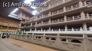 [P36] In spatele salii Mahavira se afla Sala Dharma, o cladire cu 7 etaje, una dintre ele mai proeminente cladiri din complexul templului. Ca si celelalte, este construita din lemn de tec si e acoperita cu tigle stralucitoare de bronz. Aceasta sala pare profund spirituala si misterioasa, deoarece serveste ca spatiu principal pentru ritualurile budiste Vajrayana si ceremonii sacre de initiere. » foto by geani anto
 - 
<span class="allrVoted glyphicon glyphicon-heart hidden" id="av1507588"></span>
<a class="m-l-10 hidden" id="sv1507588" onclick="voting_Foto_DelVot(,1507588,11037)" role="button">șterge vot <span class="glyphicon glyphicon-remove"></span></a>
<a id="v91507588" class=" c-red"  onclick="voting_Foto_SetVot(1507588)" role="button"><span class="glyphicon glyphicon-heart-empty"></span> <b>LIKE</b> = Votează poza</a> <img class="hidden"  id="f1507588W9" src="/imagini/loader.gif" border="0" /><span class="AjErrMes hidden" id="e1507588ErM"></span>