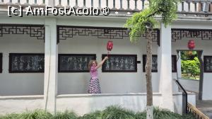 [P20] Coridorul lung este separat longitudinal, fiind un coridor dublu Yin-Yang, folosit in mod obisnuit in gradinile Dinastiei Qing. Coridorul cu placi, cu o lungime de aproximativ 20 metri, se afla la capatul coridorului Yang, pe peretele acestuia existand 15 inscripții caligrafice. Ma Wenqing a investit masiv in colectionarea lucrarilor autentice si a invitat un faimos expert in inscriptii pentru a realiza inscriptiile conform lucrarilor autentice.  » foto by geani anto
 - 
<span class="allrVoted glyphicon glyphicon-heart hidden" id="av1508736"></span>
<a class="m-l-10 hidden" id="sv1508736" onclick="voting_Foto_DelVot(,1508736,11037)" role="button">șterge vot <span class="glyphicon glyphicon-remove"></span></a>
<a id="v91508736" class=" c-red"  onclick="voting_Foto_SetVot(1508736)" role="button"><span class="glyphicon glyphicon-heart-empty"></span> <b>LIKE</b> = Votează poza</a> <img class="hidden"  id="f1508736W9" src="/imagini/loader.gif" border="0" /><span class="AjErrMes hidden" id="e1508736ErM"></span>