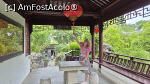 [P37] Langa Iazul Lotusului, Ma Wenqing a construit Pavilionul Baifu, simbolizand 100 de binecuvantari si apa din abundenta. Astazi, pavilionul inca mai prezinta decoratiuni reprezentand 100 de lilieci, inspirandu-se din aspectul original, semnificand agatarea de noroc, acesta putand prelungi durata vietii. » foto by geani anto
 - 
<span class="allrVoted glyphicon glyphicon-heart hidden" id="av1508753"></span>
<a class="m-l-10 hidden" id="sv1508753" onclick="voting_Foto_DelVot(,1508753,11037)" role="button">șterge vot <span class="glyphicon glyphicon-remove"></span></a>
<a id="v91508753" class=" c-red"  onclick="voting_Foto_SetVot(1508753)" role="button"><span class="glyphicon glyphicon-heart-empty"></span> <b>LIKE</b> = Votează poza</a> <img class="hidden"  id="f1508753W9" src="/imagini/loader.gif" border="0" /><span class="AjErrMes hidden" id="e1508753ErM"></span>