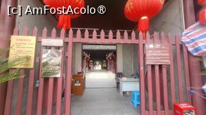 [P56] Am trecut pe langa intrarea in Templul Zeului Orasului, un templu taoist al carui rol era acela de a proteja bunastarea si fericirea localnicilor.  » foto by geani anto
 - 
<span class="allrVoted glyphicon glyphicon-heart hidden" id="av1508771"></span>
<a class="m-l-10 hidden" id="sv1508771" onclick="voting_Foto_DelVot(,1508771,11037)" role="button">șterge vot <span class="glyphicon glyphicon-remove"></span></a>
<a id="v91508771" class=" c-red"  onclick="voting_Foto_SetVot(1508771)" role="button"><span class="glyphicon glyphicon-heart-empty"></span> <b>LIKE</b> = Votează poza</a> <img class="hidden"  id="f1508771W9" src="/imagini/loader.gif" border="0" /><span class="AjErrMes hidden" id="e1508771ErM"></span>