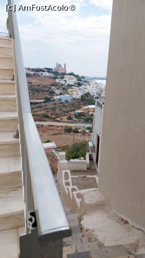 P07 [SEP-2023] O privire aruncată de sus, din Ano Syros, către cartierul Vaporia și biserica Agios Nikolaos