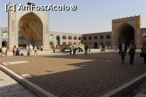 [P13] Isfahan, Masjid-e Jameh, Curtea interioară de nord-vest, Iwanul Maestrului cu turnul de rugăciuni, Iwanul Dervişului discret decorat, piscina dreptunghiulară şi fântâna de abluțiune » foto by mprofeanu
 - 
<span class="allrVoted glyphicon glyphicon-heart hidden" id="av944368"></span>
<a class="m-l-10 hidden" id="sv944368" onclick="voting_Foto_DelVot(,944368,11142)" role="button">șterge vot <span class="glyphicon glyphicon-remove"></span></a>
<a id="v9944368" class=" c-red"  onclick="voting_Foto_SetVot(944368)" role="button"><span class="glyphicon glyphicon-heart-empty"></span> <b>LIKE</b> = Votează poza</a> <img class="hidden"  id="f944368W9" src="/imagini/loader.gif" border="0" /><span class="AjErrMes hidden" id="e944368ErM"></span>