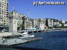 P01 [SEP-2009] Savona - Orasul vechi, turnul din port si statuia omului cu felinarul.