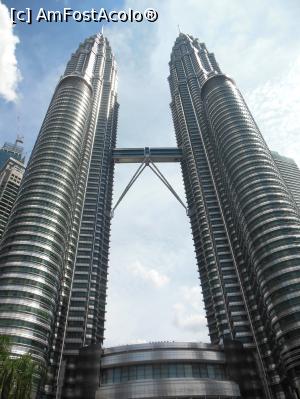 [P10] Petronas Towers » foto by r-Uca
 - 
<span class="allrVoted glyphicon glyphicon-heart hidden" id="av978922"></span>
<a class="m-l-10 hidden" id="sv978922" onclick="voting_Foto_DelVot(,978922,11217)" role="button">șterge vot <span class="glyphicon glyphicon-remove"></span></a>
<a id="v9978922" class=" c-red"  onclick="voting_Foto_SetVot(978922)" role="button"><span class="glyphicon glyphicon-heart-empty"></span> <b>LIKE</b> = Votează poza</a> <img class="hidden"  id="f978922W9" src="/imagini/loader.gif" border="0" /><span class="AjErrMes hidden" id="e978922ErM"></span>