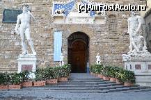 [P22] Piazza della Signoria aflata in imediata apropiere a hotelului .. Replica lui David si statuia lui Hercule troneaza de o parte si de alta ,la  intrarea in Palazzo Vecchio.. » foto by elenahelen
 - 
<span class="allrVoted glyphicon glyphicon-heart hidden" id="av304900"></span>
<a class="m-l-10 hidden" id="sv304900" onclick="voting_Foto_DelVot(,304900,11256)" role="button">șterge vot <span class="glyphicon glyphicon-remove"></span></a>
<a id="v9304900" class=" c-red"  onclick="voting_Foto_SetVot(304900)" role="button"><span class="glyphicon glyphicon-heart-empty"></span> <b>LIKE</b> = Votează poza</a> <img class="hidden"  id="f304900W9" src="/imagini/loader.gif" border="0" /><span class="AjErrMes hidden" id="e304900ErM"></span>
