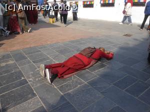 [P49] Nepal - Stupa Boudhanath. Rugăciune pe caldarâm. » foto by iulianic
 - 
<span class="allrVoted glyphicon glyphicon-heart hidden" id="av1457659"></span>
<a class="m-l-10 hidden" id="sv1457659" onclick="voting_Foto_DelVot(,1457659,11367)" role="button">șterge vot <span class="glyphicon glyphicon-remove"></span></a>
<a id="v91457659" class=" c-red"  onclick="voting_Foto_SetVot(1457659)" role="button"><span class="glyphicon glyphicon-heart-empty"></span> <b>LIKE</b> = Votează poza</a> <img class="hidden"  id="f1457659W9" src="/imagini/loader.gif" border="0" /><span class="AjErrMes hidden" id="e1457659ErM"></span>