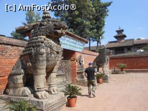 [P04] Bhaktapur - După intrarea în Piața Bhaktapur Durbar.  » foto by iulianic
 - 
<span class="allrVoted glyphicon glyphicon-heart hidden" id="av1468078"></span>
<a class="m-l-10 hidden" id="sv1468078" onclick="voting_Foto_DelVot(,1468078,11367)" role="button">șterge vot <span class="glyphicon glyphicon-remove"></span></a>
<a id="v91468078" class=" c-red"  onclick="voting_Foto_SetVot(1468078)" role="button"><span class="glyphicon glyphicon-heart-empty"></span> <b>LIKE</b> = Votează poza</a> <img class="hidden"  id="f1468078W9" src="/imagini/loader.gif" border="0" /><span class="AjErrMes hidden" id="e1468078ErM"></span>