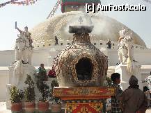 P05 [MAR-2011] Loc de ardere a ofrandelor si lumanarilor(parfumate,ce credeati) langa inntrarea in stupa