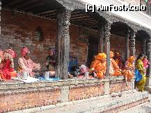 P09 [MAR-2011] Loc amenajat pt femeile fara adapost despre care vorbeam in review; langa templul hindus Pashupatinath