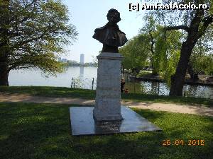 [P42] Bucureşti - Parcul Herăstrău. Bustul lui Chopin.  » foto by iulianic
 - 
<span class="allrVoted glyphicon glyphicon-heart hidden" id="av612903"></span>
<a class="m-l-10 hidden" id="sv612903" onclick="voting_Foto_DelVot(,612903,11447)" role="button">șterge vot <span class="glyphicon glyphicon-remove"></span></a>
<a id="v9612903" class=" c-red"  onclick="voting_Foto_SetVot(612903)" role="button"><span class="glyphicon glyphicon-heart-empty"></span> <b>LIKE</b> = Votează poza</a> <img class="hidden"  id="f612903W9" src="/imagini/loader.gif" border="0" /><span class="AjErrMes hidden" id="e612903ErM"></span>