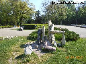 [P09] Bucureşti - Parcul Herăstrău. 'Căprioara' şi în plan mai îndepărtat 'Curcanul'.  » foto by iulianic
 - 
<span class="allrVoted glyphicon glyphicon-heart hidden" id="av612845"></span>
<a class="m-l-10 hidden" id="sv612845" onclick="voting_Foto_DelVot(,612845,11447)" role="button">șterge vot <span class="glyphicon glyphicon-remove"></span></a>
<a id="v9612845" class=" c-red"  onclick="voting_Foto_SetVot(612845)" role="button"><span class="glyphicon glyphicon-heart-empty"></span> <b>LIKE</b> = Votează poza</a> <img class="hidden"  id="f612845W9" src="/imagini/loader.gif" border="0" /><span class="AjErrMes hidden" id="e612845ErM"></span>