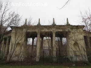 [P15] Intrarea în Teatrul de vară Bazilescu - clădirea fiind în „pericol de prăbușire” accesul în interior este interzis.  » foto by tata123 🔱
 - 
<span class="allrVoted glyphicon glyphicon-heart hidden" id="av706254"></span>
<a class="m-l-10 hidden" id="sv706254" onclick="voting_Foto_DelVot(,706254,11447)" role="button">șterge vot <span class="glyphicon glyphicon-remove"></span></a>
<a id="v9706254" class=" c-red"  onclick="voting_Foto_SetVot(706254)" role="button"><span class="glyphicon glyphicon-heart-empty"></span> <b>LIKE</b> = Votează poza</a> <img class="hidden"  id="f706254W9" src="/imagini/loader.gif" border="0" /><span class="AjErrMes hidden" id="e706254ErM"></span>