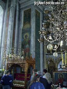 P03 [MAY-2011] Manastirea Bistrita - Valcea. Racla cu moastele Sf. Grigorie Decapolitul, icoana din lamele cu chipul lui Iisus Hristos si - partial - altarul si picturile murale.
