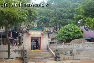 [P33] Templul A-Ma poate fi vizitat zilnic pana la ora 18.00, gratuit. Interesant este faptul ca Macao si-a primit numele din cauza unei neințelegeri legate de Templul A-Ma. Atunci cand portughezii comercianti au ajuns in peninsula, au intrebat care este numele acestui loc, insa locuitorii au crezut ca intreaba despre templul din apropiere si au raspuns: A-Ma Gau. Pentru a le fi mai usor la pronuntie, portughezii au numit orasul, Macau. » foto by geani anto
 - 
<span class="allrVoted glyphicon glyphicon-heart hidden" id="av1523532"></span>
<a class="m-l-10 hidden" id="sv1523532" onclick="voting_Foto_DelVot(,1523532,11464)" role="button">șterge vot <span class="glyphicon glyphicon-remove"></span></a>
<a id="v91523532" class=" c-red"  onclick="voting_Foto_SetVot(1523532)" role="button"><span class="glyphicon glyphicon-heart-empty"></span> <b>LIKE</b> = Votează poza</a> <img class="hidden"  id="f1523532W9" src="/imagini/loader.gif" border="0" /><span class="AjErrMes hidden" id="e1523532ErM"></span>