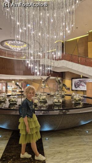 [P07] Interiorul hotelului si cazinoului este apogeul luxului de inceput de secol XXI. Candelabrele de cristal, coloanele aurii si podelele pretioase combina luxul modern cu designul traditional chinezesc. » foto by geani anto
 - 
<span class="allrVoted glyphicon glyphicon-heart hidden" id="av1524613"></span>
<a class="m-l-10 hidden" id="sv1524613" onclick="voting_Foto_DelVot(,1524613,11464)" role="button">șterge vot <span class="glyphicon glyphicon-remove"></span></a>
<a id="v91524613" class=" c-red"  onclick="voting_Foto_SetVot(1524613)" role="button"><span class="glyphicon glyphicon-heart-empty"></span> <b>LIKE</b> = Votează poza</a> <img class="hidden"  id="f1524613W9" src="/imagini/loader.gif" border="0" /><span class="AjErrMes hidden" id="e1524613ErM"></span>
