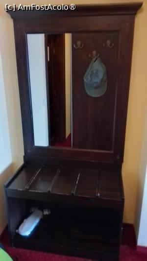 [P24] Mobilier în holul  camerei » foto by Mitica49
 - 
<span class="allrVoted glyphicon glyphicon-heart hidden" id="av1528255"></span>
<a class="m-l-10 hidden" id="sv1528255" onclick="voting_Foto_DelVot(,1528255,11536)" role="button">șterge vot <span class="glyphicon glyphicon-remove"></span></a>
<a id="v91528255" class=" c-red"  onclick="voting_Foto_SetVot(1528255)" role="button"><span class="glyphicon glyphicon-heart-empty"></span> <b>LIKE</b> = Votează poza</a> <img class="hidden"  id="f1528255W9" src="/imagini/loader.gif" border="0" /><span class="AjErrMes hidden" id="e1528255ErM"></span>