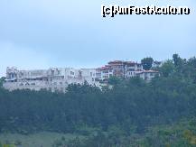 [P01] Hotelul Park Hotel Arbanassi de 4 stele este cel cu acoperis rosu iar poza este facuta din cetatea din Veliko.Cladirea din marmura este Palace Hotel Arbanassi 5 stele. » foto by anari78
 - 
<span class="allrVoted glyphicon glyphicon-heart hidden" id="av319813"></span>
<a class="m-l-10 hidden" id="sv319813" onclick="voting_Foto_DelVot(,319813,11565)" role="button">șterge vot <span class="glyphicon glyphicon-remove"></span></a>
<a id="v9319813" class=" c-red"  onclick="voting_Foto_SetVot(319813)" role="button"><span class="glyphicon glyphicon-heart-empty"></span> <b>LIKE</b> = Votează poza</a> <img class="hidden"  id="f319813W9" src="/imagini/loader.gif" border="0" /><span class="AjErrMes hidden" id="e319813ErM"></span>