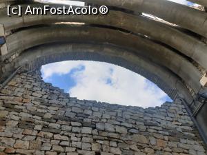 P16 [APR-2022] Cetatea Hisarya - sub portalul dintre zidurile de la intrare