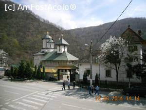 P02 [MAR-2014] Manastirea vazuta de pe un deal aflat pe celalta parte a drumului