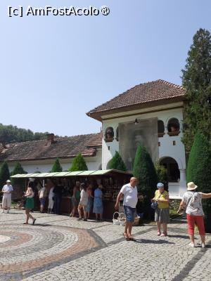 [P05] În curtea manastirii Lainici » foto by Michi
 - 
<span class="allrVoted glyphicon glyphicon-heart hidden" id="av1496086"></span>
<a class="m-l-10 hidden" id="sv1496086" onclick="voting_Foto_DelVot(,1496086,11677)" role="button">șterge vot <span class="glyphicon glyphicon-remove"></span></a>
<a id="v91496086" class=" c-red"  onclick="voting_Foto_SetVot(1496086)" role="button"><span class="glyphicon glyphicon-heart-empty"></span> <b>LIKE</b> = Votează poza</a> <img class="hidden"  id="f1496086W9" src="/imagini/loader.gif" border="0" /><span class="AjErrMes hidden" id="e1496086ErM"></span>