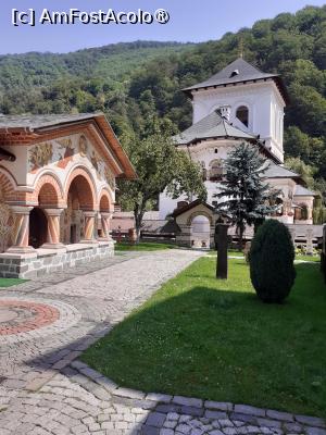 [P06] În curtea manastirii Lainici » foto by Michi
 - 
<span class="allrVoted glyphicon glyphicon-heart hidden" id="av1496087"></span>
<a class="m-l-10 hidden" id="sv1496087" onclick="voting_Foto_DelVot(,1496087,11677)" role="button">șterge vot <span class="glyphicon glyphicon-remove"></span></a>
<a id="v91496087" class=" c-red"  onclick="voting_Foto_SetVot(1496087)" role="button"><span class="glyphicon glyphicon-heart-empty"></span> <b>LIKE</b> = Votează poza</a> <img class="hidden"  id="f1496087W9" src="/imagini/loader.gif" border="0" /><span class="AjErrMes hidden" id="e1496087ErM"></span>