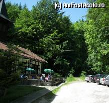 [P06] Detaliu de la Vila Stăvilar în care se vede terasa restaurantului şi o parte a parcării. În fundal pădurea atât de iubită de turistul însetat de natură. » foto by bose
 - 
<span class="allrVoted glyphicon glyphicon-heart hidden" id="av327616"></span>
<a class="m-l-10 hidden" id="sv327616" onclick="voting_Foto_DelVot(,327616,11708)" role="button">șterge vot <span class="glyphicon glyphicon-remove"></span></a>
<a id="v9327616" class=" c-red"  onclick="voting_Foto_SetVot(327616)" role="button"><span class="glyphicon glyphicon-heart-empty"></span> <b>LIKE</b> = Votează poza</a> <img class="hidden"  id="f327616W9" src="/imagini/loader.gif" border="0" /><span class="AjErrMes hidden" id="e327616ErM"></span>