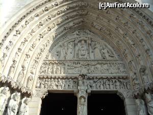 [P03] Paris, Franta. Vizitare Cathedrale Notre Dame de Paris. La intrare puteti vedea cele 3 porti bogat ornamentate cu sculpturi, cea din stanga dedicata Fecioarei Maria, cea din dreapta Sfintei Ana iar cea din centru Judecatii de Apoi.  » foto by vega06
 - 
<span class="allrVoted glyphicon glyphicon-heart hidden" id="av571489"></span>
<a class="m-l-10 hidden" id="sv571489" onclick="voting_Foto_DelVot(,571489,11886)" role="button">șterge vot <span class="glyphicon glyphicon-remove"></span></a>
<a id="v9571489" class=" c-red"  onclick="voting_Foto_SetVot(571489)" role="button"><span class="glyphicon glyphicon-heart-empty"></span> <b>LIKE</b> = Votează poza</a> <img class="hidden"  id="f571489W9" src="/imagini/loader.gif" border="0" /><span class="AjErrMes hidden" id="e571489ErM"></span>