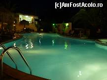 [P01] Curtea interioară a hotelului Potos cu piscina, în nocturnă.  » foto by geolili
 - 
<span class="allrVoted glyphicon glyphicon-heart hidden" id="av471228"></span>
<a class="m-l-10 hidden" id="sv471228" onclick="voting_Foto_DelVot(,471228,11907)" role="button">șterge vot <span class="glyphicon glyphicon-remove"></span></a>
<a id="v9471228" class=" c-red"  onclick="voting_Foto_SetVot(471228)" role="button"><span class="glyphicon glyphicon-heart-empty"></span> <b>LIKE</b> = Votează poza</a> <img class="hidden"  id="f471228W9" src="/imagini/loader.gif" border="0" /><span class="AjErrMes hidden" id="e471228ErM"></span>