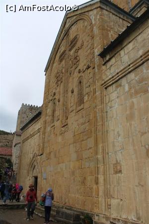 P03 [SEP-2019] Fortăreața Ananuri, Cetatea, Spre Intrarea în Biserica Maica Domnului, biserica mai nouă, este un loc destul de îngust, în stânga era șanț de apărare