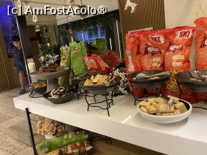 [P18] Snekuri la lobby bar » foto by aurora56
 - 
<span class="allrVoted glyphicon glyphicon-heart hidden" id="av1509777"></span>
<a class="m-l-10 hidden" id="sv1509777" onclick="voting_Foto_DelVot(,1509777,12003)" role="button">șterge vot <span class="glyphicon glyphicon-remove"></span></a>
<a id="v91509777" class=" c-red"  onclick="voting_Foto_SetVot(1509777)" role="button"><span class="glyphicon glyphicon-heart-empty"></span> <b>LIKE</b> = Votează poza</a> <img class="hidden"  id="f1509777W9" src="/imagini/loader.gif" border="0" /><span class="AjErrMes hidden" id="e1509777ErM"></span>