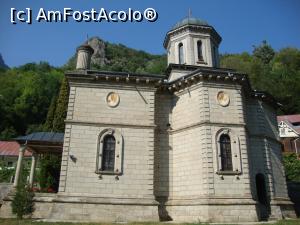 [P18] Biserica mare a mănăstirii, ridicată ”întru slava Sfintei Treimi și Sfântului Mare Mucenic Gheorghie”, văzută din lateral.  » foto by Floryn81
 - 
<span class="allrVoted glyphicon glyphicon-heart hidden" id="av739581"></span>
<a class="m-l-10 hidden" id="sv739581" onclick="voting_Foto_DelVot(,739581,12025)" role="button">șterge vot <span class="glyphicon glyphicon-remove"></span></a>
<a id="v9739581" class=" c-red"  onclick="voting_Foto_SetVot(739581)" role="button"><span class="glyphicon glyphicon-heart-empty"></span> <b>LIKE</b> = Votează poza</a> <img class="hidden"  id="f739581W9" src="/imagini/loader.gif" border="0" /><span class="AjErrMes hidden" id="e739581ErM"></span>