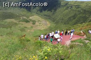 [P46] Insula Faial, Caldeira do Cabeco Gordo, Vin turiștii vorbitori de limba franceză la mirador, poză făcută de sus de pe potecă...  » foto by mprofeanu
 - 
<span class="allrVoted glyphicon glyphicon-heart hidden" id="av997758"></span>
<a class="m-l-10 hidden" id="sv997758" onclick="voting_Foto_DelVot(,997758,12103)" role="button">șterge vot <span class="glyphicon glyphicon-remove"></span></a>
<a id="v9997758" class=" c-red"  onclick="voting_Foto_SetVot(997758)" role="button"><span class="glyphicon glyphicon-heart-empty"></span> <b>LIKE</b> = Votează poza</a> <img class="hidden"  id="f997758W9" src="/imagini/loader.gif" border="0" /><span class="AjErrMes hidden" id="e997758ErM"></span>