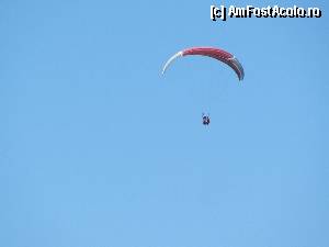 [P02] Parapanta, sau paragliding poate fi utilizata de doua persoana simultan: tu si instructorul/pilotul. Spre deosebire de parasute care doar coboara, parapanta urca si coboara, folosind curentii ascendenti de aer. Cine are curaj... ?  » foto by lawrence*
 - 
<span class="allrVoted glyphicon glyphicon-heart hidden" id="av373121"></span>
<a class="m-l-10 hidden" id="sv373121" onclick="voting_Foto_DelVot(,373121,12104)" role="button">șterge vot <span class="glyphicon glyphicon-remove"></span></a>
<a id="v9373121" class=" c-red"  onclick="voting_Foto_SetVot(373121)" role="button"><span class="glyphicon glyphicon-heart-empty"></span> <b>LIKE</b> = Votează poza</a> <img class="hidden"  id="f373121W9" src="/imagini/loader.gif" border="0" /><span class="AjErrMes hidden" id="e373121ErM"></span>