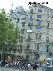 [P01] Barcelona - Casa Battlo partial ascunsa, vazuta din autocar. » foto by iulianic
 - 
<span class="allrVoted glyphicon glyphicon-heart hidden" id="av314843"></span>
<a class="m-l-10 hidden" id="sv314843" onclick="voting_Foto_DelVot(,314843,12198)" role="button">șterge vot <span class="glyphicon glyphicon-remove"></span></a>
<a id="v9314843" class=" c-red"  onclick="voting_Foto_SetVot(314843)" role="button"><span class="glyphicon glyphicon-heart-empty"></span> <b>LIKE</b> = Votează poza</a> <img class="hidden"  id="f314843W9" src="/imagini/loader.gif" border="0" /><span class="AjErrMes hidden" id="e314843ErM"></span>