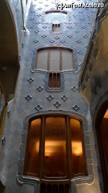 [P65] 61. Casa Batllo - patio cu albastru mai deschis jos si mai inchis mai sus » foto by nickro
 - 
<span class="allrVoted glyphicon glyphicon-heart hidden" id="av315648"></span>
<a class="m-l-10 hidden" id="sv315648" onclick="voting_Foto_DelVot(,315648,12198)" role="button">șterge vot <span class="glyphicon glyphicon-remove"></span></a>
<a id="v9315648" class=" c-red"  onclick="voting_Foto_SetVot(315648)" role="button"><span class="glyphicon glyphicon-heart-empty"></span> <b>LIKE</b> = Votează poza</a> <img class="hidden"  id="f315648W9" src="/imagini/loader.gif" border="0" /><span class="AjErrMes hidden" id="e315648ErM"></span>