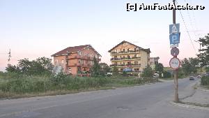 [P01] Pensiunea (doua corpuri de cladire) este situata pe soseaua Beius-Oradea, la iesirea din Baile Felix spre Sinmartin-Oradea, pe stanga.  » foto by Robotzel*
 - 
<span class="allrVoted glyphicon glyphicon-heart hidden" id="av639646"></span>
<a class="m-l-10 hidden" id="sv639646" onclick="voting_Foto_DelVot(,639646,12317)" role="button">șterge vot <span class="glyphicon glyphicon-remove"></span></a>
<a id="v9639646" class=" c-red"  onclick="voting_Foto_SetVot(639646)" role="button"><span class="glyphicon glyphicon-heart-empty"></span> <b>LIKE</b> = Votează poza</a> <img class="hidden"  id="f639646W9" src="/imagini/loader.gif" border="0" /><span class="AjErrMes hidden" id="e639646ErM"></span>