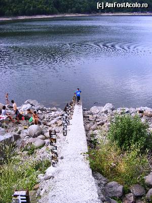 P01 [JUL-2012] Scari amenajate de duc pana la luciul apei. Barajul este din pietre, probabil facut in perioada interbelica. 