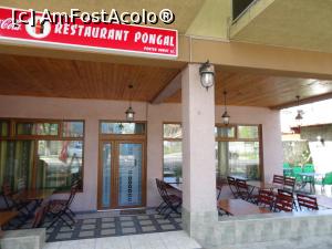 P01 [SEP-2018] Restaurantul Pongal - terasa din faţă şi intrarea