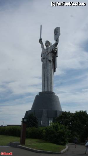 [P19] Monumentul Patriei, care mai poartă în mâna stângă un scut pe care este stema fostei Uniuni Sovietice. Monumentul are o înălţime (cu piedestal) de 102 m.  » foto by Costi
 - 
<span class="allrVoted glyphicon glyphicon-heart hidden" id="av452405"></span>
<a class="m-l-10 hidden" id="sv452405" onclick="voting_Foto_DelVot(,452405,12581)" role="button">șterge vot <span class="glyphicon glyphicon-remove"></span></a>
<a id="v9452405" class=" c-red"  onclick="voting_Foto_SetVot(452405)" role="button"><span class="glyphicon glyphicon-heart-empty"></span> <b>LIKE</b> = Votează poza</a> <img class="hidden"  id="f452405W9" src="/imagini/loader.gif" border="0" /><span class="AjErrMes hidden" id="e452405ErM"></span>