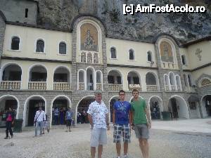 P24 [JUL-2012] 'Drumul prin Muntenegru' / in curtea manastirii