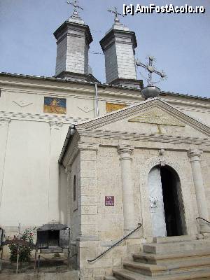 [P10] Mănăstirea Rătești / Intrarea în Biserica mare a Mănăstirii Rătești, monument istoric din județul Buzău.  » foto by Floryn81
 - 
<span class="allrVoted glyphicon glyphicon-heart hidden" id="av375200"></span>
<a class="m-l-10 hidden" id="sv375200" onclick="voting_Foto_DelVot(,375200,12715)" role="button">șterge vot <span class="glyphicon glyphicon-remove"></span></a>
<a id="v9375200" class=" c-red"  onclick="voting_Foto_SetVot(375200)" role="button"><span class="glyphicon glyphicon-heart-empty"></span> <b>LIKE</b> = Votează poza</a> <img class="hidden"  id="f375200W9" src="/imagini/loader.gif" border="0" /><span class="AjErrMes hidden" id="e375200ErM"></span>