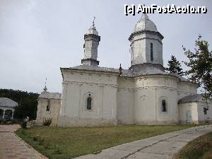 [P09] Mănăstirea Rătești / În fața noastră se află Biserica mare a mănăstirii cu hramurile ”Sfânta Treime” și ”Sfântul Mare Mucenic Dimitrie – Izvorâtorul de mir”.  » foto by Floryn81
 - 
<span class="allrVoted glyphicon glyphicon-heart hidden" id="av375198"></span>
<a class="m-l-10 hidden" id="sv375198" onclick="voting_Foto_DelVot(,375198,12715)" role="button">șterge vot <span class="glyphicon glyphicon-remove"></span></a>
<a id="v9375198" class=" c-red"  onclick="voting_Foto_SetVot(375198)" role="button"><span class="glyphicon glyphicon-heart-empty"></span> <b>LIKE</b> = Votează poza</a> <img class="hidden"  id="f375198W9" src="/imagini/loader.gif" border="0" /><span class="AjErrMes hidden" id="e375198ErM"></span>