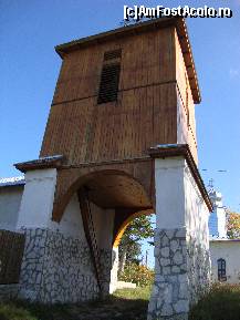 P06 [OCT-2012] Aceasta este clopotnița Mănăstirii Barbu.