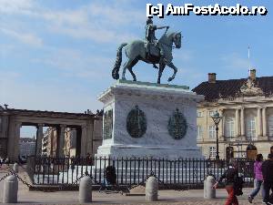 [P18] 18. În mijlocul pieței este statuia lui Frederik al V-lea. Gurile rele spun că în fapt a costat mai mult decât toate cele patru palate Amalienborg la un loc. » foto by msnd
 - 
<span class="allrVoted glyphicon glyphicon-heart hidden" id="av504078"></span>
<a class="m-l-10 hidden" id="sv504078" onclick="voting_Foto_DelVot(,504078,12754)" role="button">șterge vot <span class="glyphicon glyphicon-remove"></span></a>
<a id="v9504078" class=" c-red"  onclick="voting_Foto_SetVot(504078)" role="button"><span class="glyphicon glyphicon-heart-empty"></span> <b>LIKE</b> = Votează poza</a> <img class="hidden"  id="f504078W9" src="/imagini/loader.gif" border="0" /><span class="AjErrMes hidden" id="e504078ErM"></span>