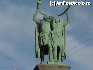 [P05] 5. Despre statuia celor doi vikingi cu trompete de lângă primărie circulă o poveste asemănătoare cu cea despre bila de la ASE București. » foto by msnd
 - 
<span class="allrVoted glyphicon glyphicon-heart hidden" id="av504065"></span>
<a class="m-l-10 hidden" id="sv504065" onclick="voting_Foto_DelVot(,504065,12754)" role="button">șterge vot <span class="glyphicon glyphicon-remove"></span></a>
<a id="v9504065" class=" c-red"  onclick="voting_Foto_SetVot(504065)" role="button"><span class="glyphicon glyphicon-heart-empty"></span> <b>LIKE</b> = Votează poza</a> <img class="hidden"  id="f504065W9" src="/imagini/loader.gif" border="0" /><span class="AjErrMes hidden" id="e504065ErM"></span>